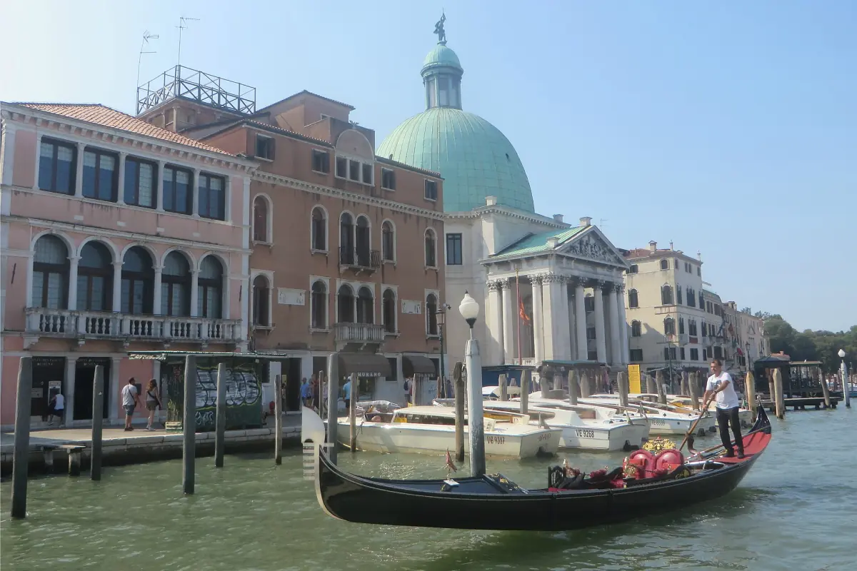 A gondola on the Grand Canal near San Simeon Piccolo