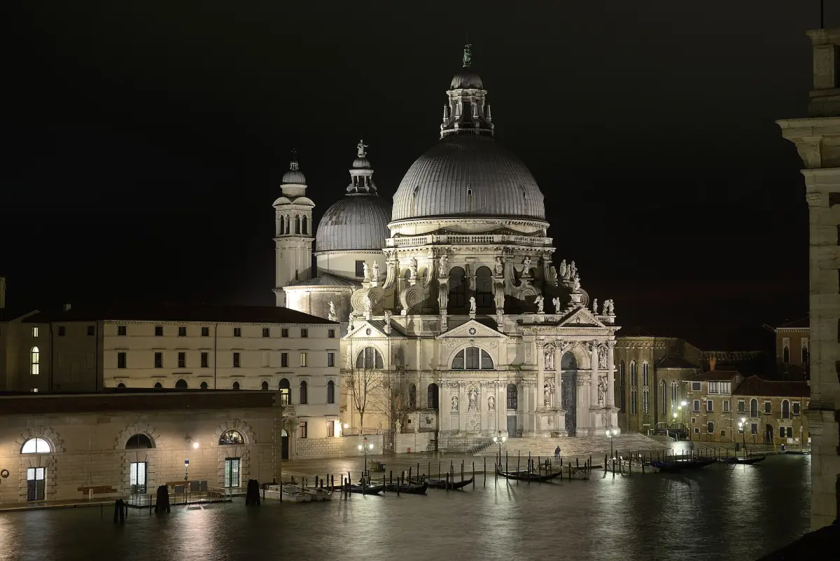 Santa Maria della Salute at night
