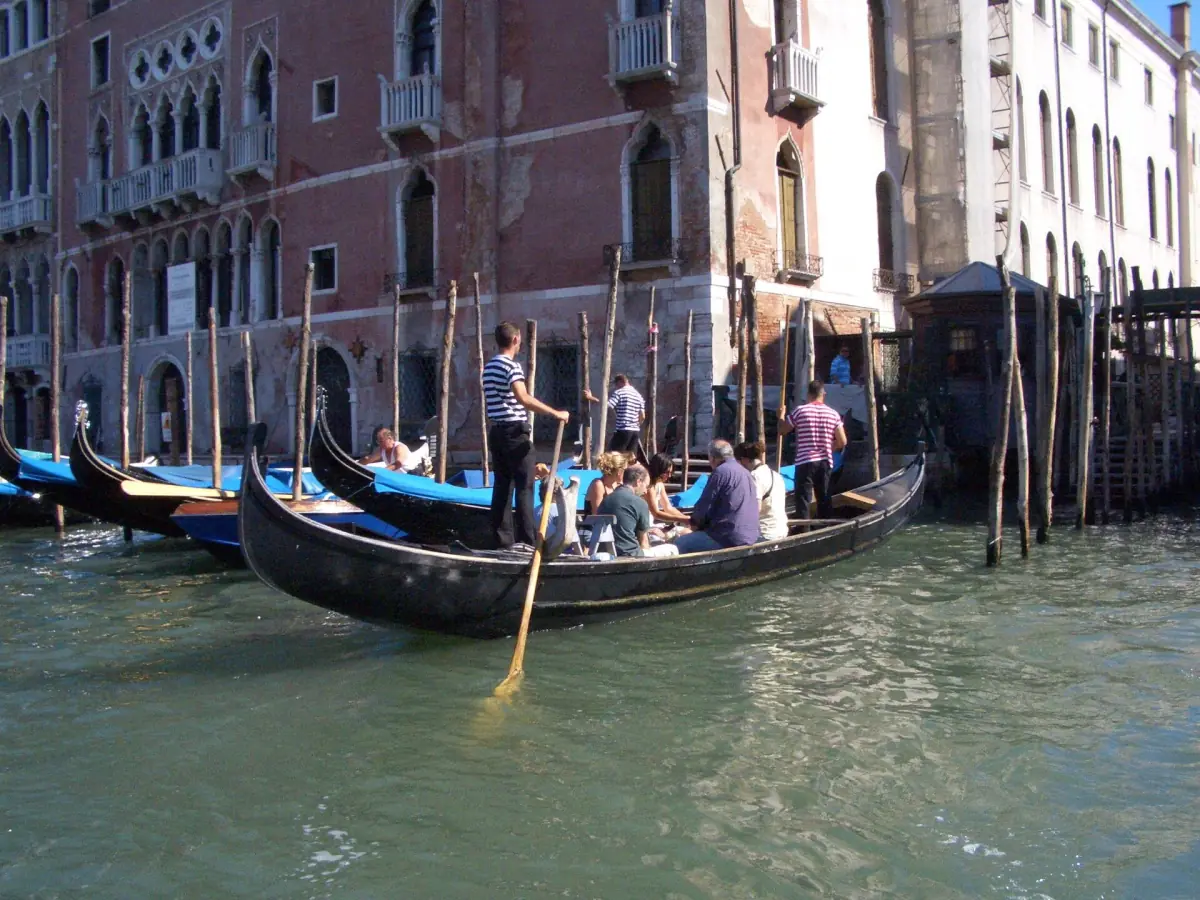 A traghetto gondola crossing at Santa Sofia